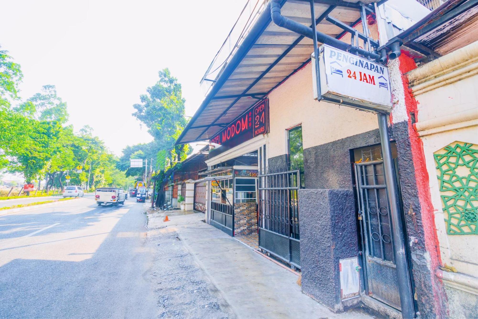 Oyo 93132 Modom Homestay Near Rs Islam Jakarta Pondok Kopi 外观 照片